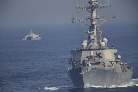 Ракетный эсминец USS Ross готовится к заходу в Черное море