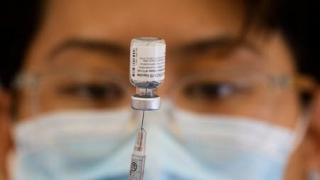Після повідомлень про тиск Китаю на Україну, оглядачі порадили Заходу забезпечити її вакцинами проти COVID-19