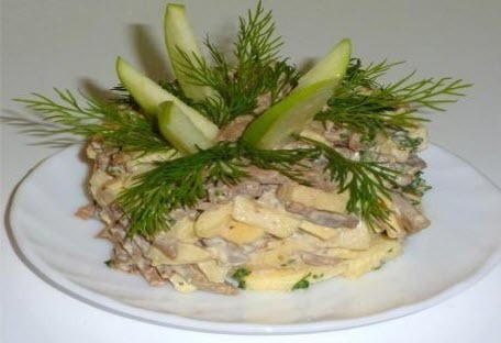Бабусині страви: "Салат пікантний з печінкою та яблуками"