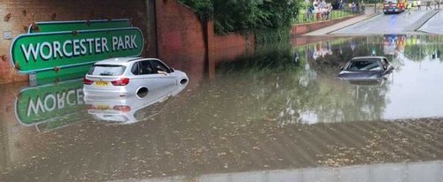 Лондон затопило после сильного дождя, в городе закрыли станции метро и дороги