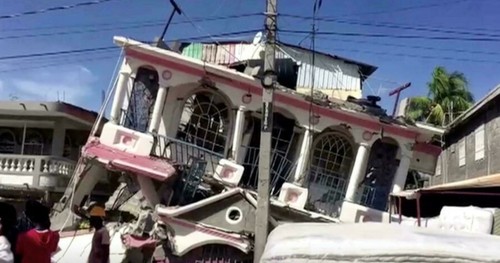Более 300 человек погибло на Гаити из-за сильного землетрясения