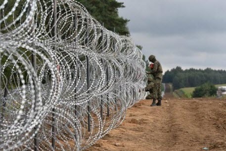 На границе Польши и Беларуси задержаны 13 человек за попытку разрушения забора