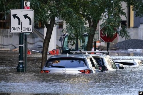 У США долають наслідки руйнівного урагану "Іда"