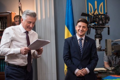 Зеленський нагородив орденами колег по серіалу "Слуга народу"