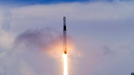 SpaceX готується до запуску першого цивільного екіпажу на орбіту