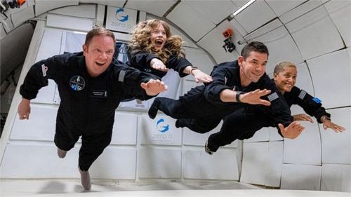 SpaceX впервые отправила туристов в космос... одних
