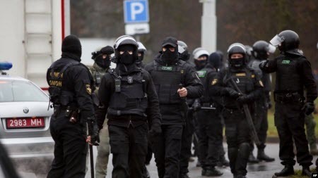 В Беларуси арестованы 136 человек за комментарии о смерти сотрудника КГБ