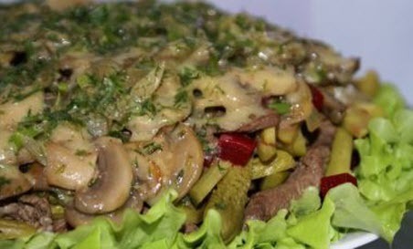 Бабусині страви: "Пряний салат з яловичиною, бурячком та грибами"