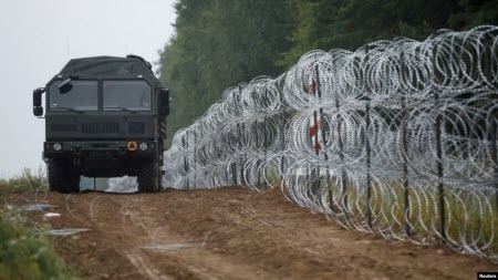 Польща дозволяє прикордонникам виганяти шукачів притулку і зведе стіну від Білорусі