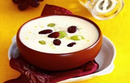 Бабусині страви: "Холодний часниково-мигдальний суп з виноградом"