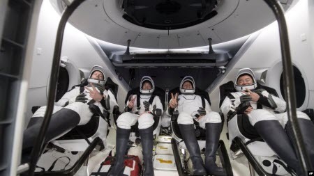 Після півроку на МКС, астронавти повернулись на Землю на капсулі "Команда Дракон"