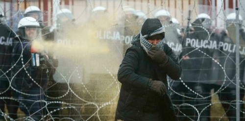 Польские пограничники применили слезоточивый газ против мигрантов на границе с Беларусью