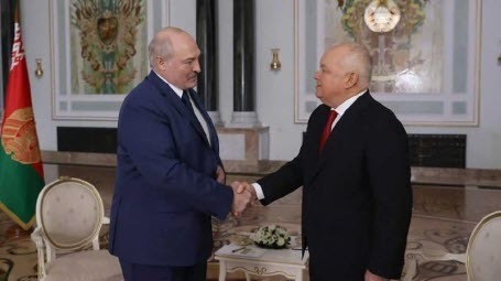 Сумасбродство белорусского диктатора сотрясает мир
