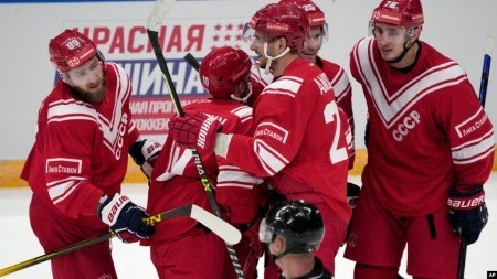 Сборная России по хоккею сыграла официальный матч в форме с надписью «СССР»