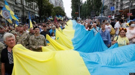 Половина українців кажуть, що готові чинити опір російській інтервенції: опитування