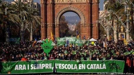 В Барселоне прошла многотысячная акция против испанского в школах
