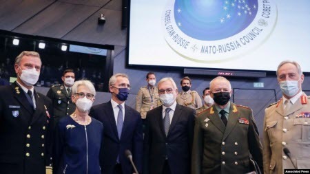 НАТО, США готові знову зустрічатись з Росією і закликають до деескалації