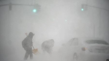 Сніговий шторм у США - скасовано тисячі авіарейсів, багато домівок залишилось без струму