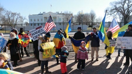 “Дійте зараз!” Десятки людей вийшли до Білого дому на мітинг в підтримку України