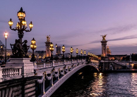 Франция планирует отменить COVID-тесты для туристов