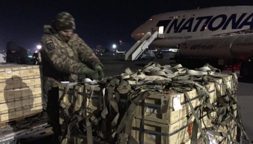 Ще 2 літаки з військовою допомогою з Америки приземлились у Києві в неділю