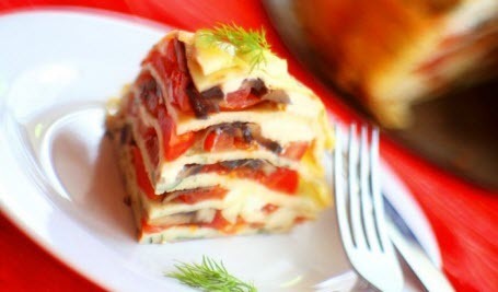 Бабусині страви: "Млинцевий пиріг з сиром та помідорами"