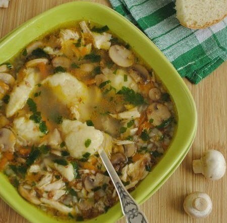 Бабусині страви: "Гречаний суп з грибами і картопляними галушками"