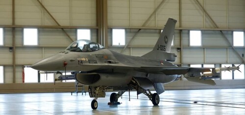 Перша група українських пілотів закінчила тренування на винищувачах F-16 в Аризоні