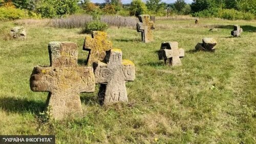 Тіні забутих сіл: що приховують старовинні цвинтарі України