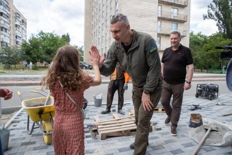 "Нова "фемка" на одній з вулиць Дарницького району" - Алексей Кущ