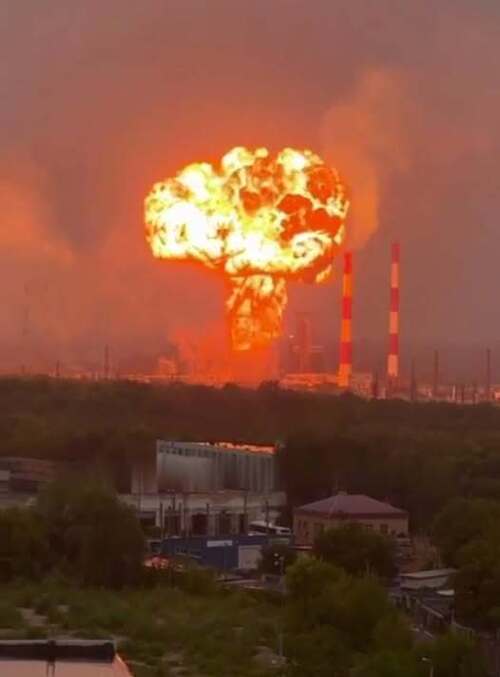 "Движуха. Новокуйбышевский и Рязанский НПЗ горят" - Кирилл Данильченко