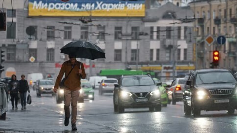 "У день Харкова дощ. Вмиває вулиці та будівлі" - Олена Кудренко