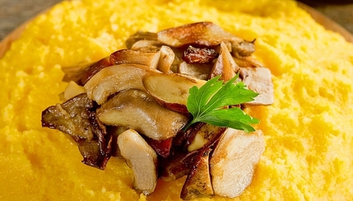 Бабусині страви: "Банош зі шкварками"