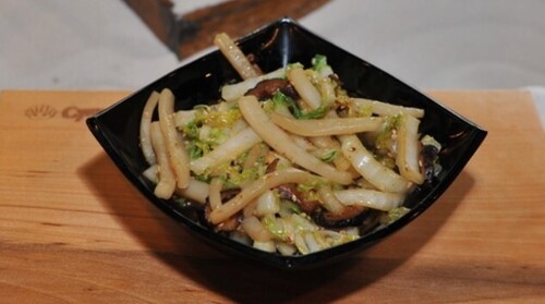 Бабусині страви: "Теплий салат з пекінською капустою і кальмарами"