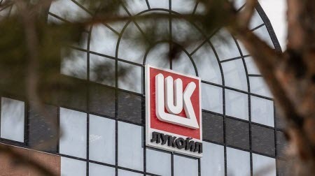 «Лукойл» розпродає закордонні активи: удар санкцій Трампа змушує рф втрачати мільярди