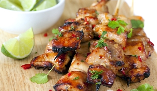 Маміни секрети "Шашлички з курки з сухофруктами і ніжним соусом"