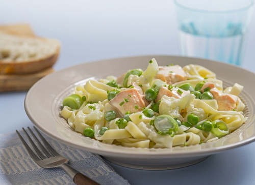 Бабусині страви: "Паста з сьомгою та овочами у вершковому соусі"