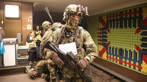 В берлинском метро уже идут бои