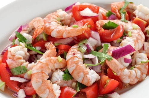 Бабусині страви: "Салат із креветками, помідорами і пармезаном"