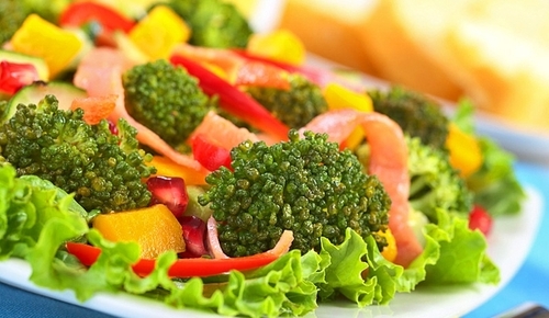 Бабусині страви: "Салат із броколі з беконом і манго"