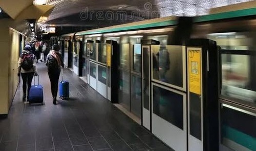 Африканец из Мали напал в парижском метро на нескольких женщин с ножом