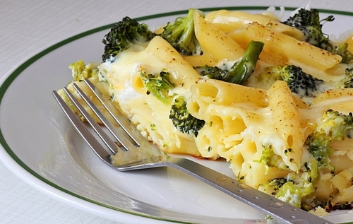 Маміни секрети "Паста під молочно-сирним соусом з брокколі"