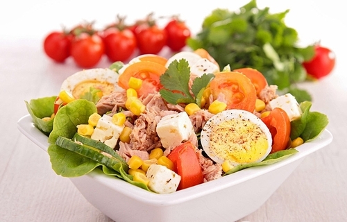 Бабусині страви: "Салат із кукурудзою, помідорами чері, фета і тунцем"
