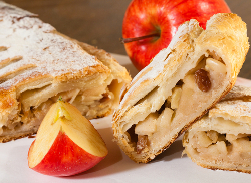 Маміни секрети "Яблучний штрудель із родзинками, корицею і мускатним горіхом"