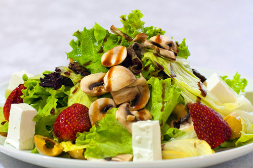 Бабусині страви: "Салат із печериць з фруктами і сиром"