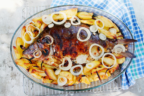 Бабусині страви: "Короп, запечений з картоплею"