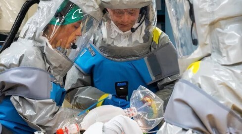 Смертельно больной носитель опаснейшего вируса доставлен в Берлин