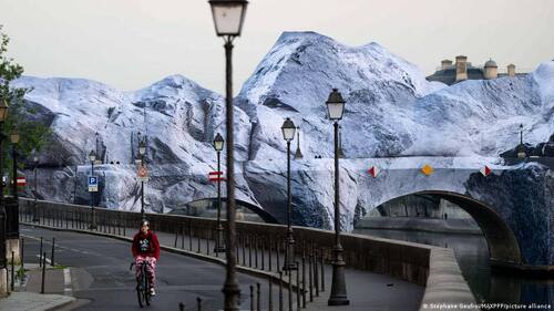 Старейший мост Парижа уходит в пещеру