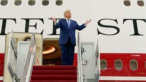 Трамп представил роскошный летающий библиотечный экземпляр