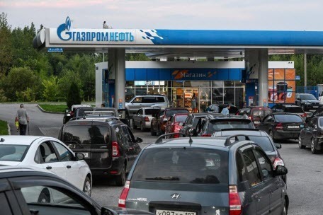 У росії знову розгортається паливна криза: дефіцит бензину охоплює регіони після ударів по НПЗ, - Bloomberg